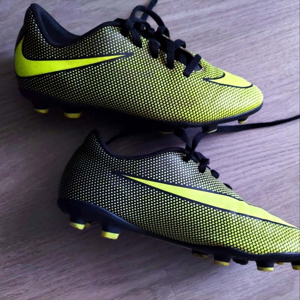 Boys Nike size 3 youth soccer cleats